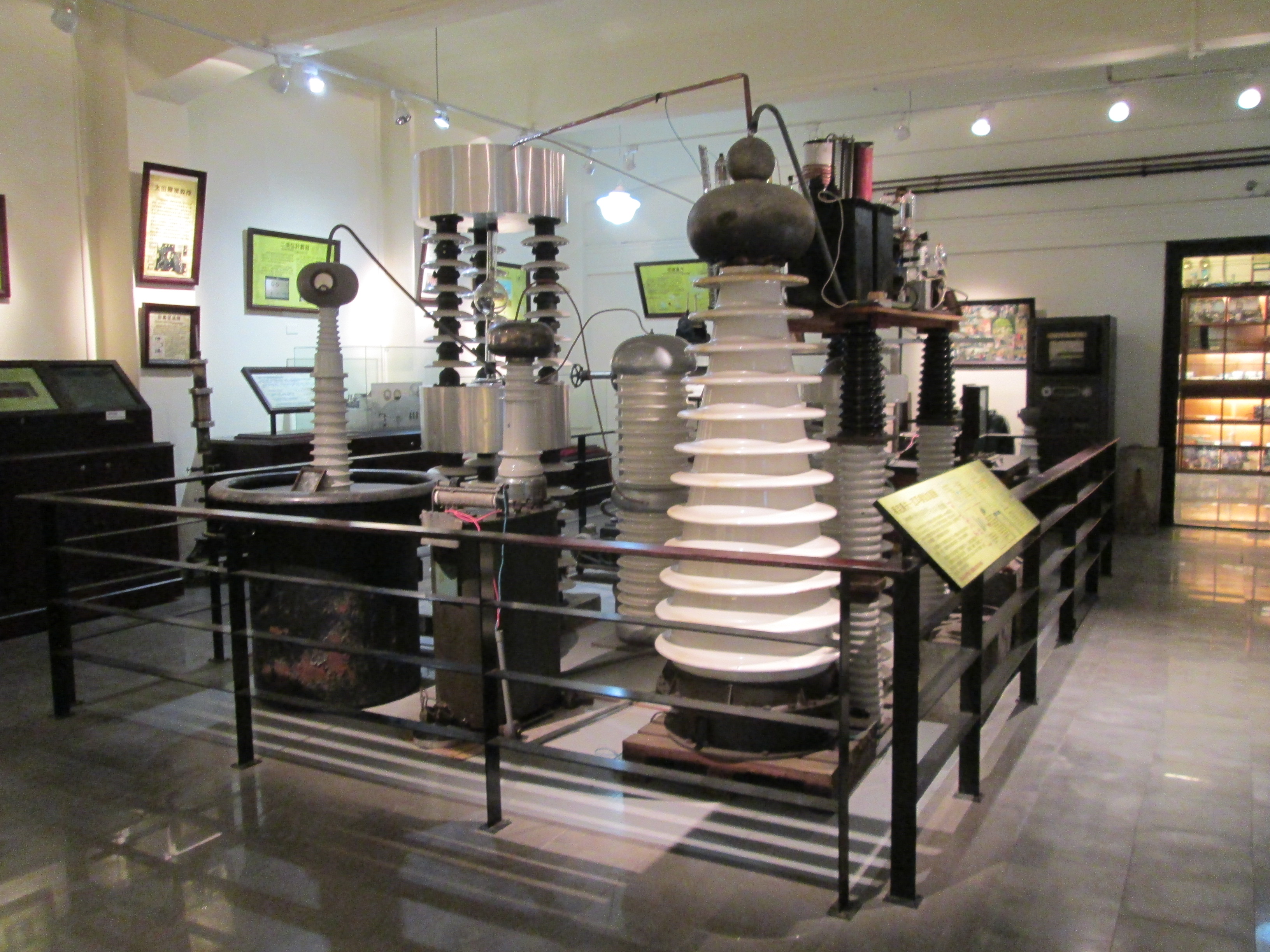 物理文物廳的核心：直線粒子加速器