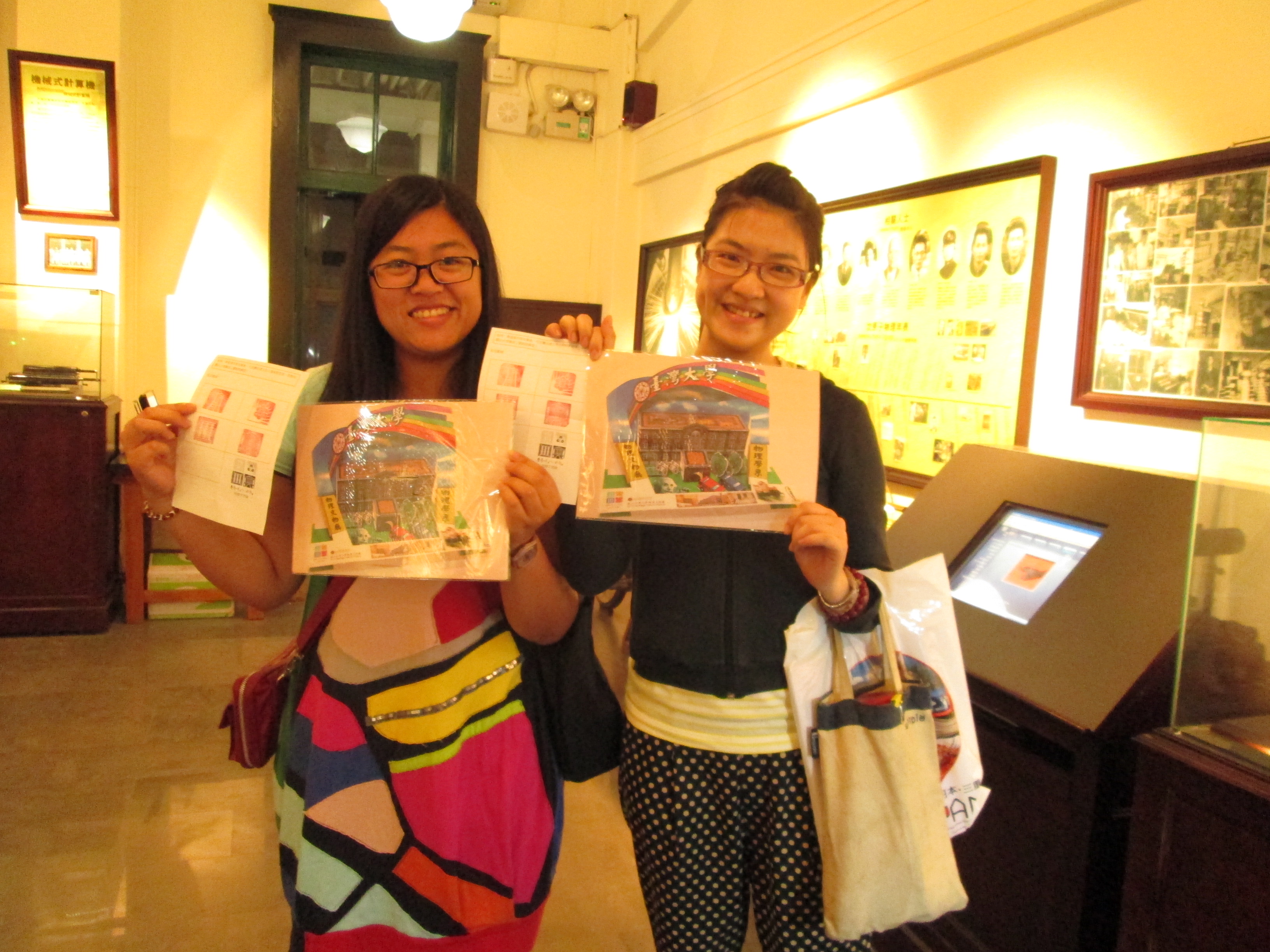 2013博物館日「夜間開放」時的參訪遊客展示她們手上的文物廳紀念章與紀念品