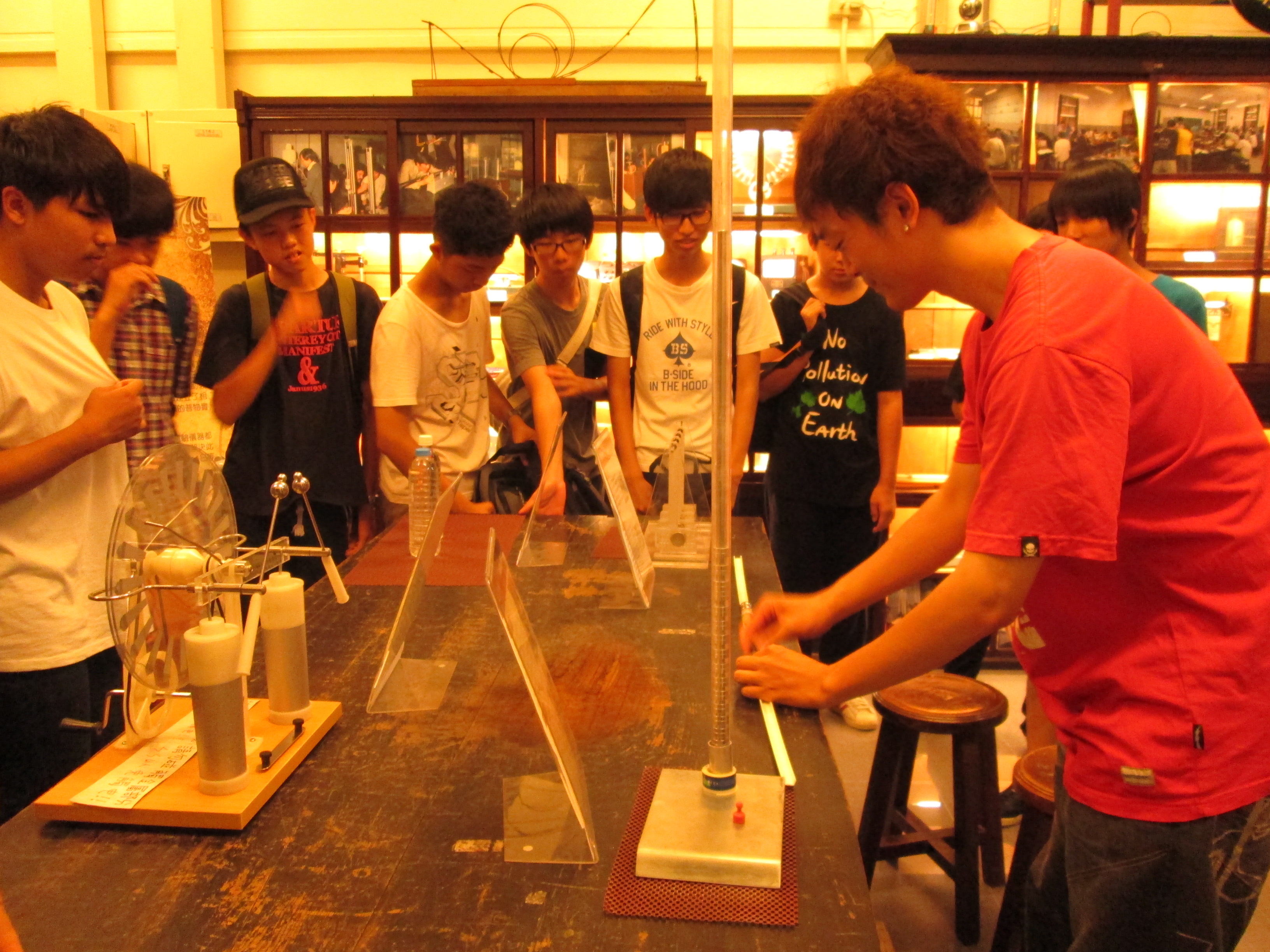 導覽人員為參訪的同學們演示多種物理趣味教具