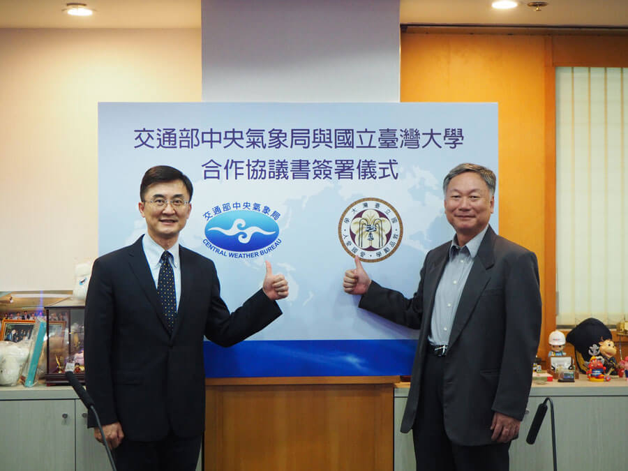 國立臺灣大學理學院吳俊傑院長(左)與交通部中央氣象局鄭明典局長(右)簽約合影